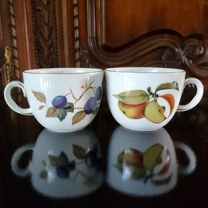 (1) "Evesham Gold" Cup (Older Version) by Royal Worcester